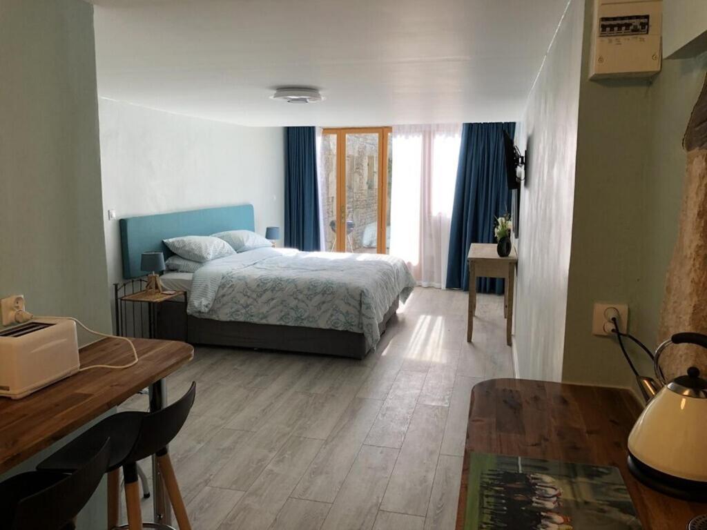 Blacksmiths Apartment In Blanzay - 1 Bed Exterior foto